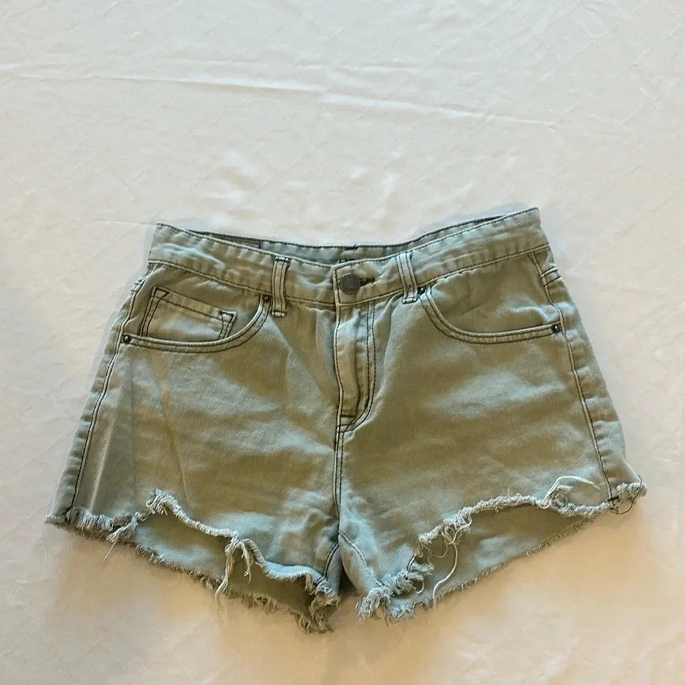 BDG‎ women’s mid rise FREJA Vintage Fit Jean shorts size 27 EUC